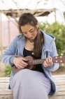 Donna che gioca ukelele — Foto stock