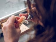 Зубной техник полирующий протез — стоковое фото