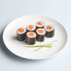 Set de sushi maki minimalista en plato - foto de stock