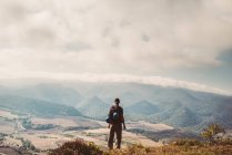 Touristin blickt auf Blick vom Berg — Stockfoto