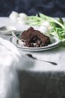 Stück Schokoladenkuchen auf Teller — Stockfoto