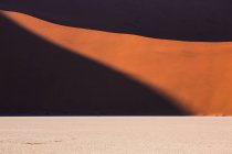 Areia e colina no deserto desolado — Fotografia de Stock