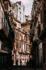 Rua calçadão estreito com pessoas andando entre edifícios residenciais miseráveis, Cuba — Fotografia de Stock