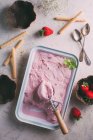 Delicioso helado de fresa - foto de stock