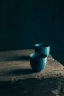 Tassen Tee auf dunklem Holz — Stockfoto
