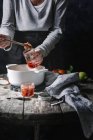 Frau bereitet Blutorangenmarmelade zu — Stockfoto
