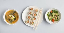 Sopa miso com salada e rolos de sushi — Fotografia de Stock