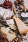 Сир ради з горіхами і кростіні — стокове фото