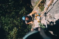 Uomo che si arrampica sulla roccia — Foto stock