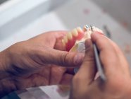 Técnico dentário esculpindo dentes — Fotografia de Stock