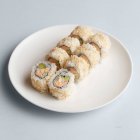 Rollos de sushi japonés con salmón - foto de stock