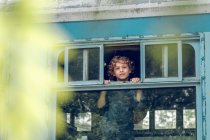 Маленький мальчик, стоящий внутри старого поезда — стоковое фото