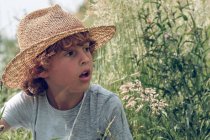 Мальчик сидит в траве — стоковое фото