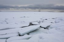 Eis knackt auf Wasser — Stockfoto