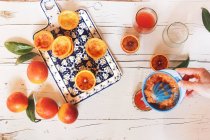 Hand presst Blut Orangensaft — Stockfoto