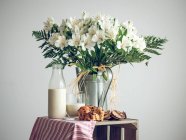 Білі квіти і сніданок — стокове фото