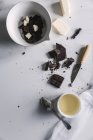 Вид зверху на шматки шоколаду та вершкового масла, приготовані на столі . — стокове фото