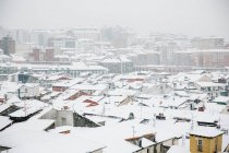 Luftaufnahme von verschneiten Dächern von Häusern in Bilbao, Spanien. — Stockfoto