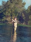 Маленький мальчик рыбачит в реке — стоковое фото