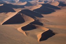 Dunas de arena del desierto seco - foto de stock