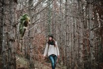Femme marchant dans les bois — Photo de stock