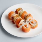 Калифорнийский суши-ролл на тарелке — стоковое фото