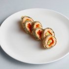 California sushi rouleaux sur plaque — Photo de stock