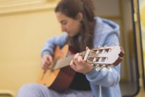 Femme jouer de la guitare — Photo de stock