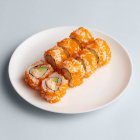 California sushi rouleau sur plaque — Photo de stock