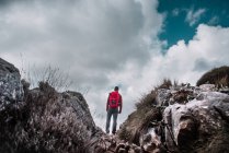 Backpacker in piedi in montagna — Foto stock