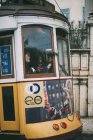 Традиционный ретро трамвай — стоковое фото