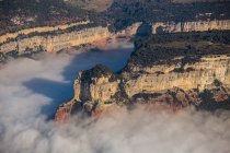 Nuvole in montagne rocciose — Foto stock
