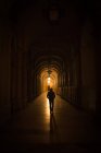 Человек, идущий по туннелю ночью — стоковое фото