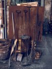 Стенд с различными инструментами в цехе стекольного завода . — стоковое фото