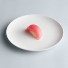 Sushi nigiri minimalista - foto de stock
