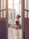 Женщина медитирует у окна — стоковое фото