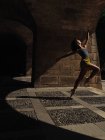 Женщина танцует балет на улице — стоковое фото