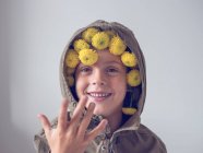 Ragazzo con fiori nel cappuccio — Foto stock