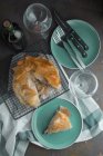 Traditioneller griechischer Spinatkuchen spanakopita auf Backbrett und Teller — Stockfoto