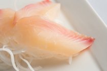 Sashimi japonés con set de daikon - foto de stock