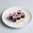 Maki rollo de sushi con atún - foto de stock