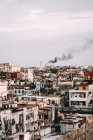 Velho shabby edifícios da cidade e casas com fumaça preta no fundo, Cuba — Fotografia de Stock
