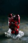 Cerises fraîches en verre avec glace — Photo de stock