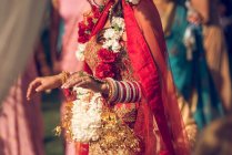 Индуистская невеста в традиционном костюме — стоковое фото