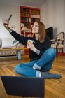 Frau macht Selfie auf dem Boden — Stockfoto