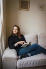 Жінка розслабляючий з книгою в домашніх умовах — стокове фото