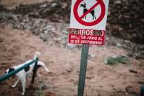 Dog peeing at prohibition sign — Stock Photo
