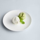 Dessert mit Eiskugeln — Stockfoto
