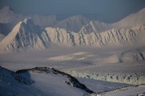 Гірський хребет вкритий снігом — стокове фото