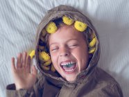 Ragazzo in corona di fiori gialli — Foto stock